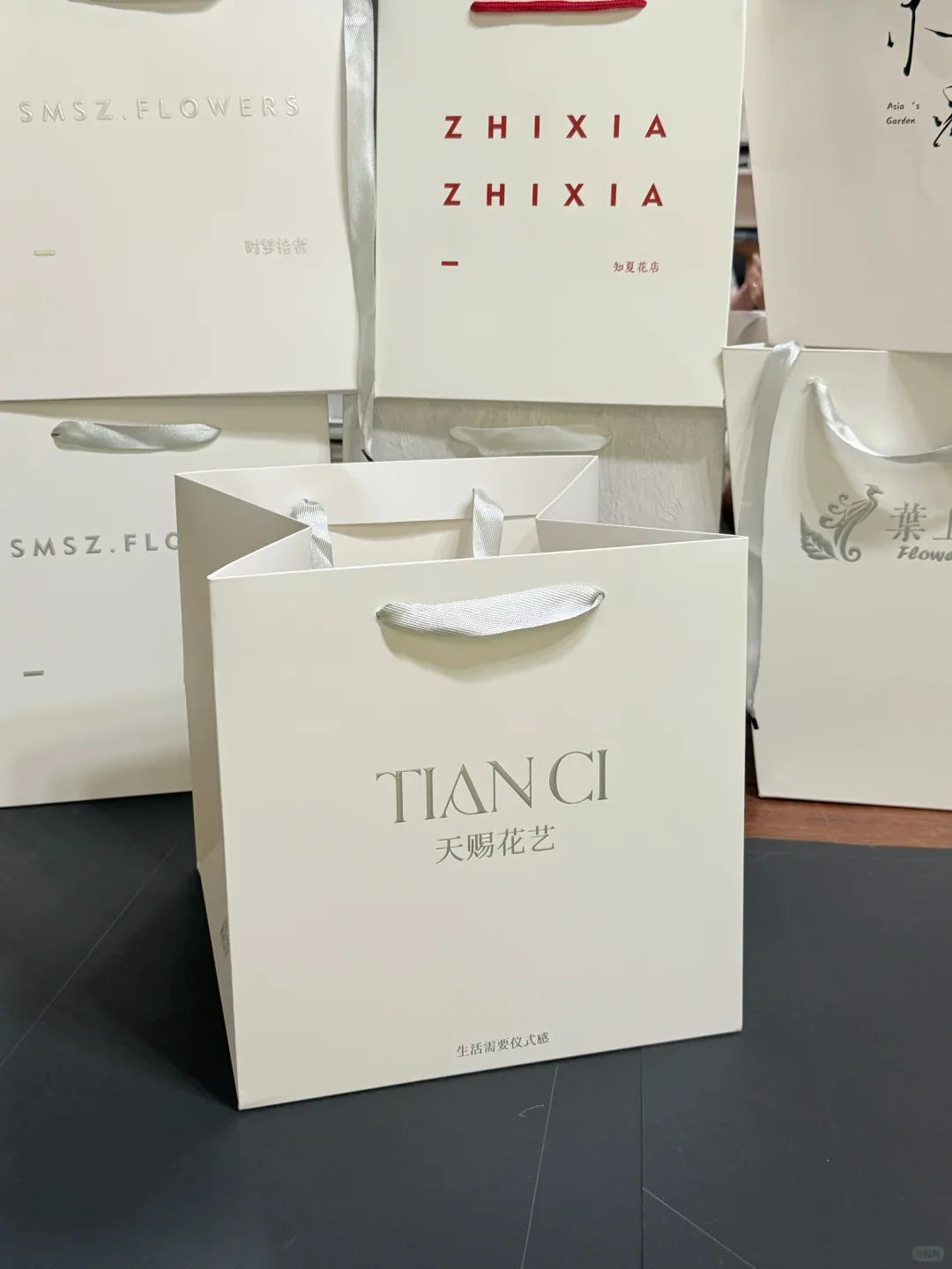 large size paper shopping tote bag for retail store